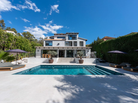 Villa de lujo estilo escandinavo-japandi con piscina, jacuzzi y total privacidad en Nueva Andalucía
