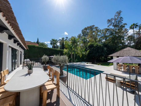 Villa de lujo estilo escandinavo-japandi con piscina, jacuzzi y total privacidad en Nueva Andalucía