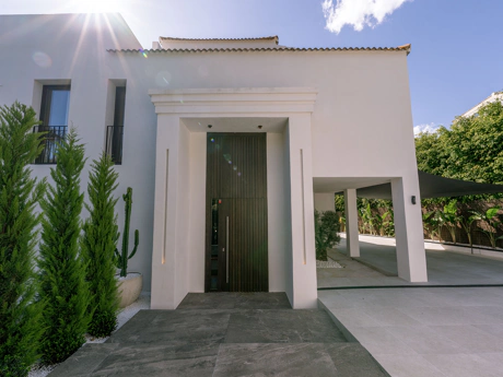 Villa de lujo estilo escandinavo-japandi con piscina, jacuzzi y total privacidad en Nueva Andalucía
