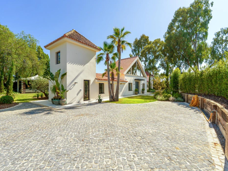 Contemporary Single-Level Villa with Private Pool Near Puerto Banús