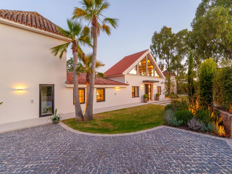 Contemporary Single-Level Villa with Private Pool Near Puerto Banús