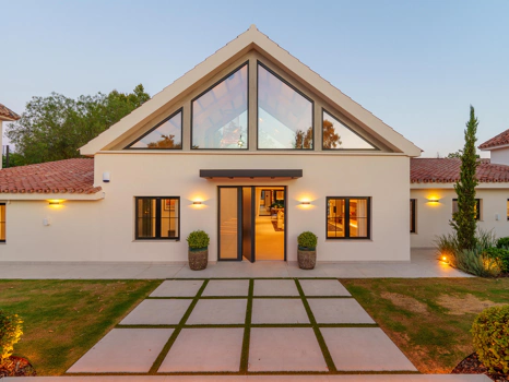 Contemporary Single-Level Villa with Private Pool Near Puerto Banús