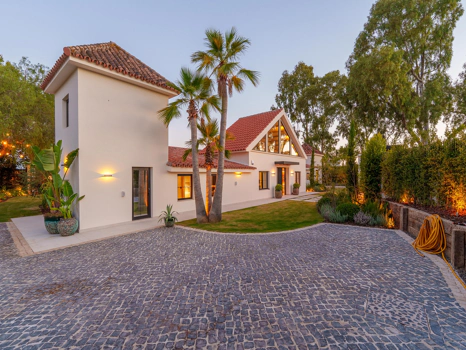 Contemporary Single-Level Villa with Private Pool Near Puerto Banús