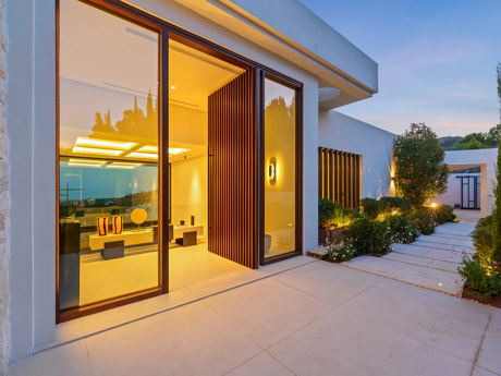La Quinta 20 – Frontline Luxury Living with Panoramic Mediterranean Views