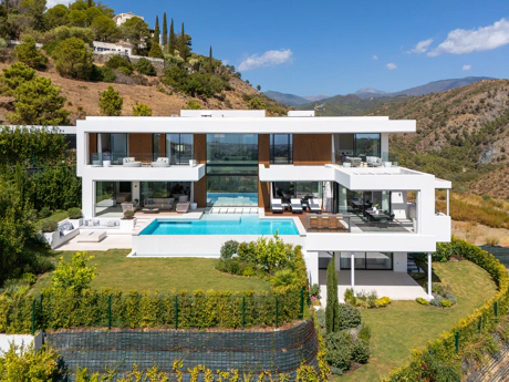 La Quinta 20 – Frontline Luxury Living with Panoramic Mediterranean Views