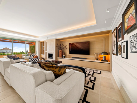 Luxury three-Bedroom Penthouse with expansive Sea Views in Four Seasons