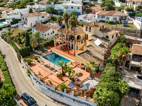 Magnificent Andalusian Villa with Scandinavian Touch and Sea Views in Estepona West