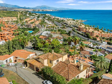 Magnificent Andalusian Villa with Scandinavian Touch and Sea Views in Estepona West