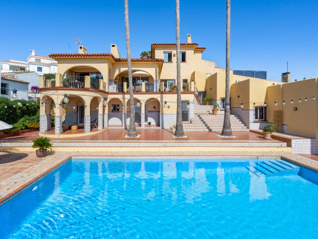 Magnificent Andalusian Villa with Scandinavian Touch and Sea Views in Estepona West