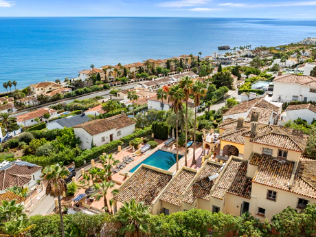 Magnificent Andalusian Villa with Scandinavian Touch and Sea Views in Estepona West