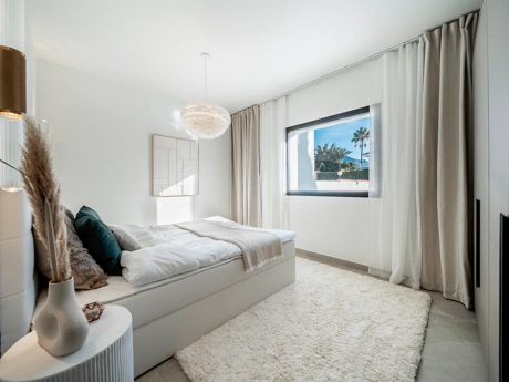 Elegante Casa Adosada Renovada en La Rinconada, Nueva Andalucía