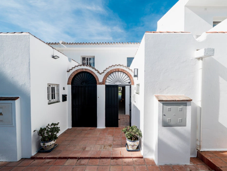 Elegante Casa Adosada Renovada en La Rinconada, Nueva Andalucía