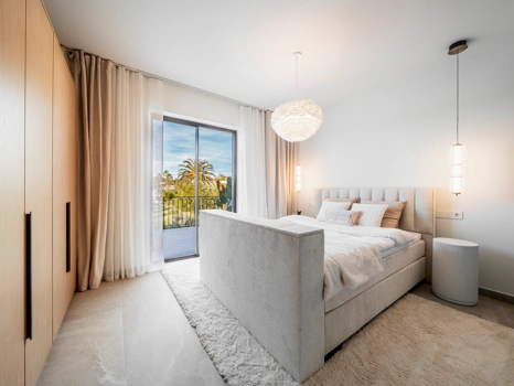 Elegante Casa Adosada Renovada en La Rinconada, Nueva Andalucía