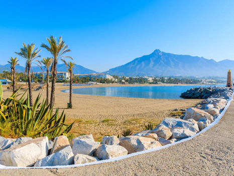 Elevated Living Between Sea, Golf, and Serenity