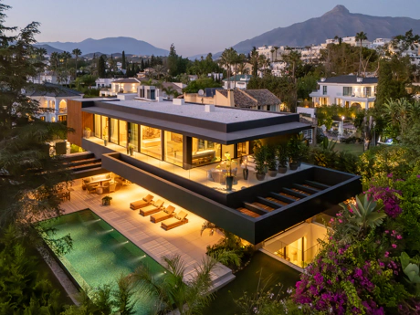 Un Refugio Moderno de Elegancia Mediterránea en Parcelas del Golf