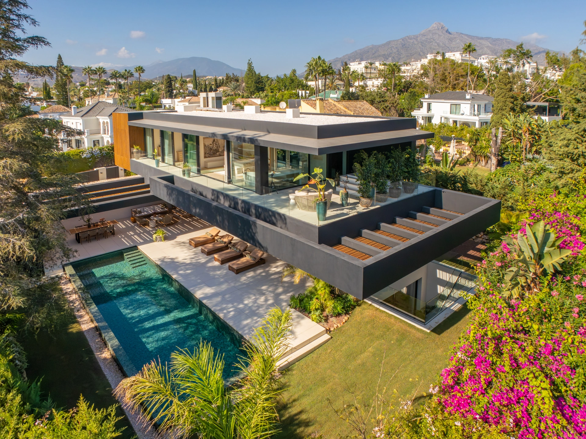 Villa en venta en Parcelas del Golf, Nueva Andalucia