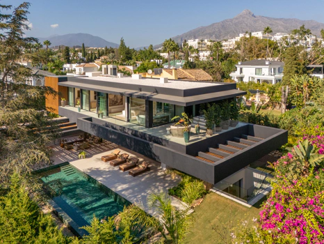 Un Refugio Moderno de Elegancia Mediterránea en Parcelas del Golf