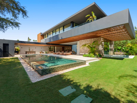 Un Refugio Moderno de Elegancia Mediterránea en Parcelas del Golf