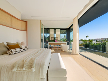 Un Refugio Moderno de Elegancia Mediterránea en Parcelas del Golf
