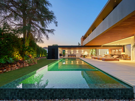 Un Refugio Moderno de Elegancia Mediterránea en Parcelas del Golf