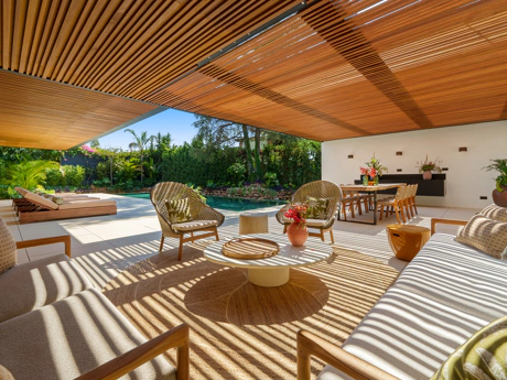 Un Refugio Moderno de Elegancia Mediterránea en Parcelas del Golf