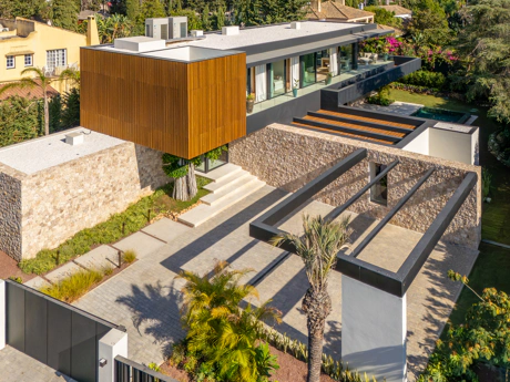 Un Refugio Moderno de Elegancia Mediterránea en Parcelas del Golf