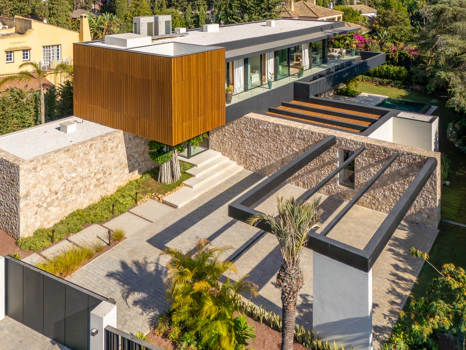 Un Refugio Moderno de Elegancia Mediterránea en Parcelas del Golf
