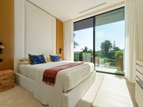 Un Refugio Moderno de Elegancia Mediterránea en Parcelas del Golf