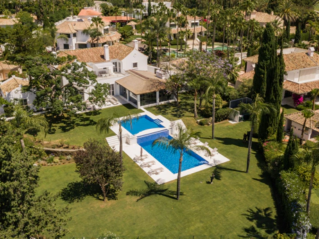 Exclusiva villa de lujo de 6 dormitorios en La Cerquilla, Marbella