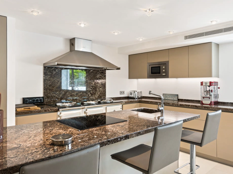 Exclusiva villa de lujo de 6 dormitorios en La Cerquilla, Marbella