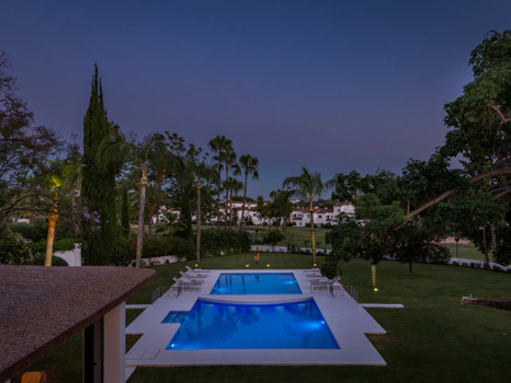 Exclusiva villa de lujo de 6 dormitorios en La Cerquilla, Marbella