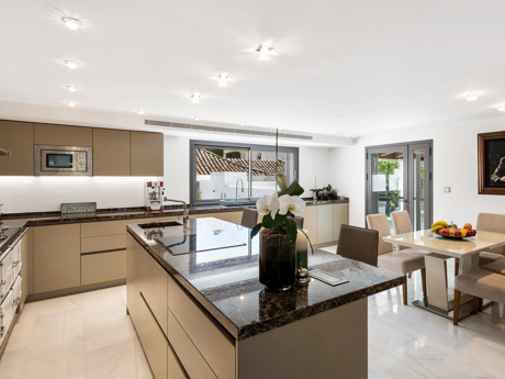 Exclusiva villa de lujo de 6 dormitorios en La Cerquilla, Marbella