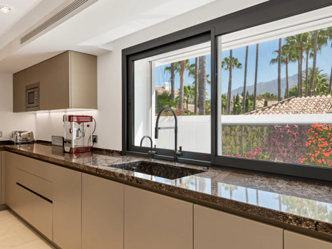 Exclusiva villa de lujo de 6 dormitorios en La Cerquilla, Marbella