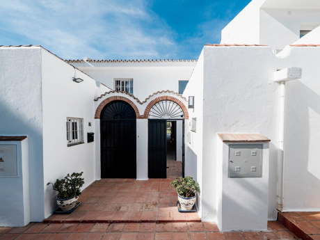 Elegante Casa Adosada Renovada en La Rinconada, Nueva Andalucía