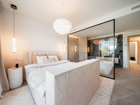 Elegante Casa Adosada Renovada en La Rinconada, Nueva Andalucía