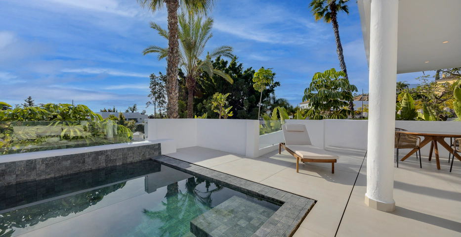 Apartamentos Modernos de Lujo con Piscinas Privadas y Áticos con Vistas al Mar cerca de Marbella