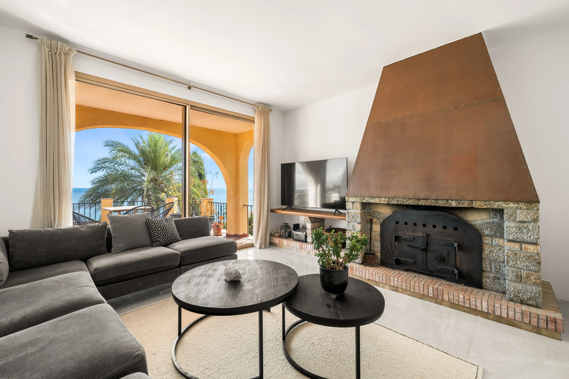 Villa for sale in Buenas Noches, Estepona West