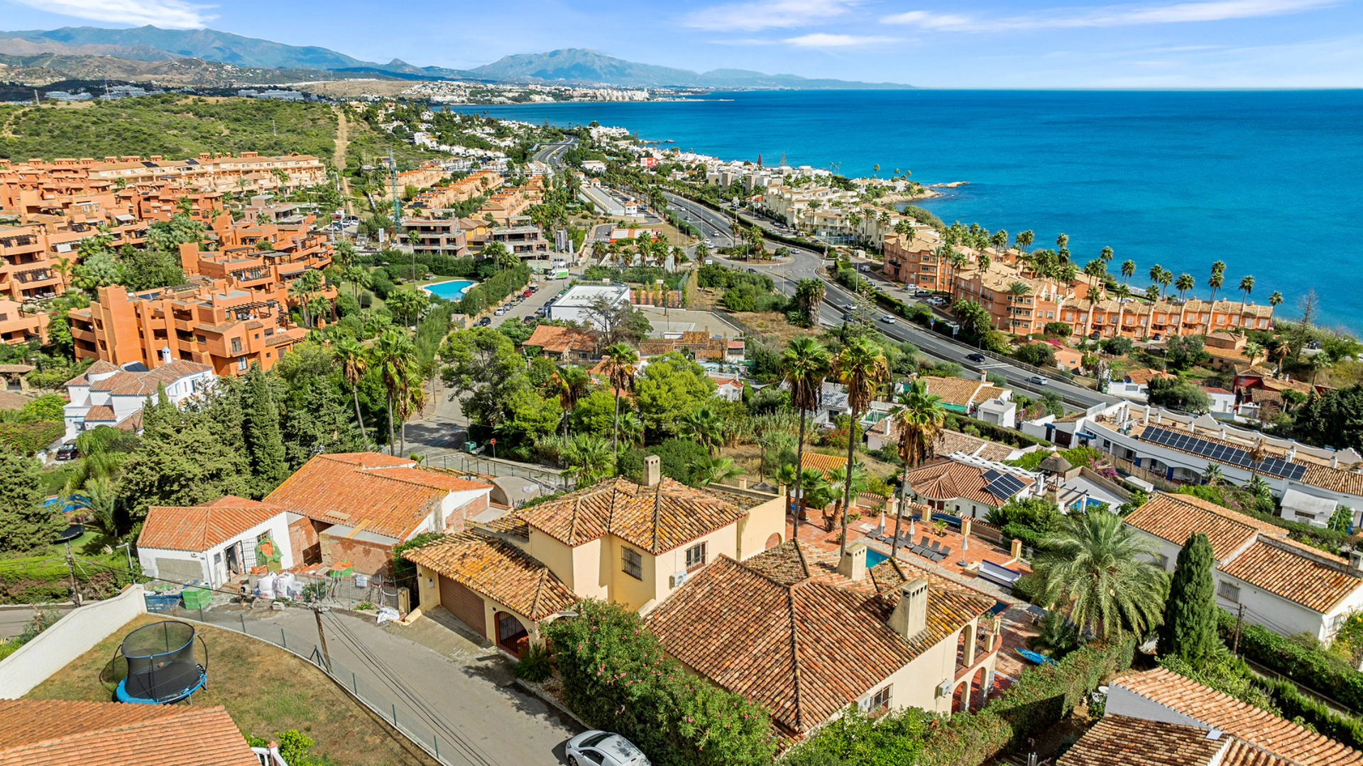 Villa for sale in Buenas Noches, Estepona West