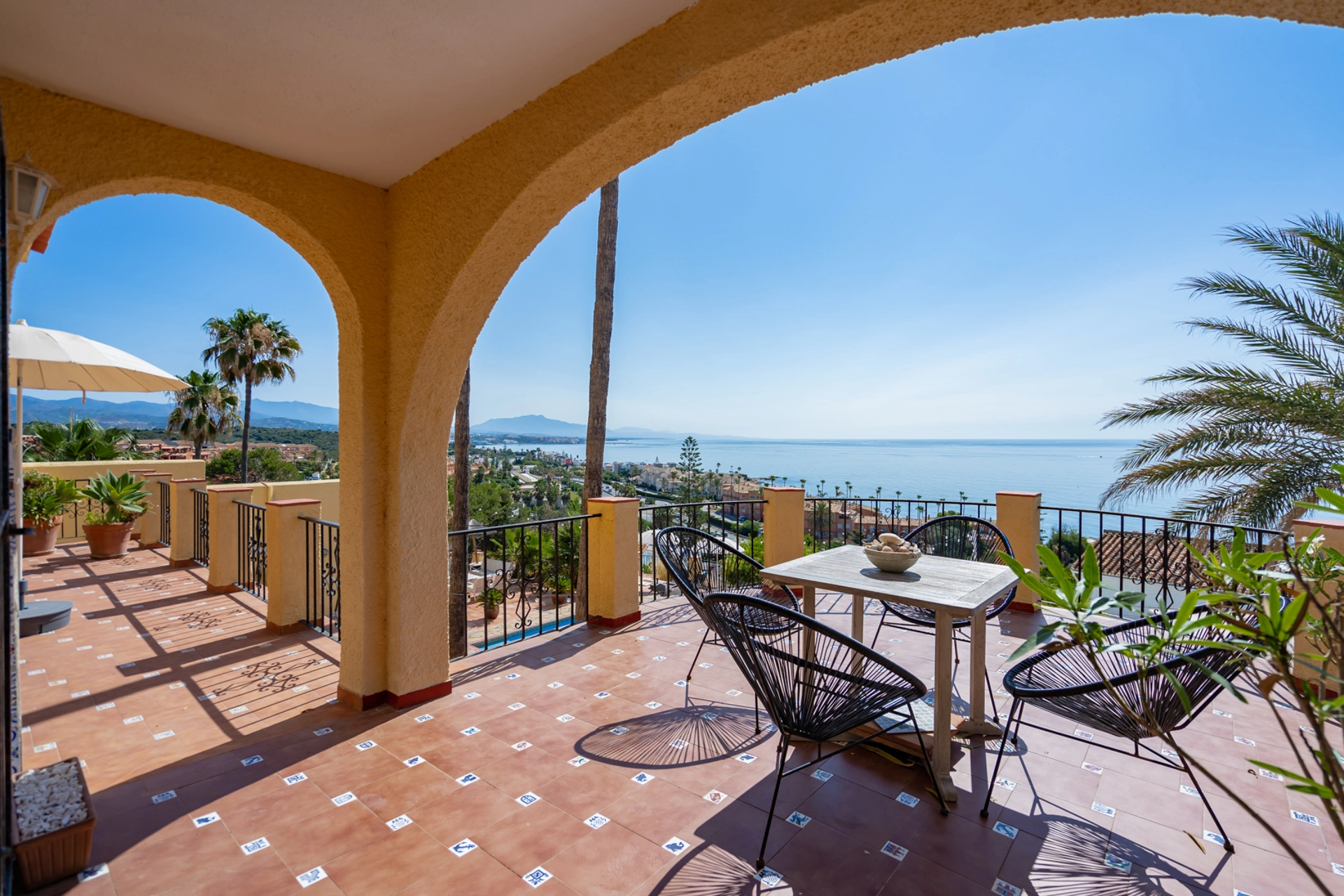 Villa for sale in Buenas Noches, Estepona West