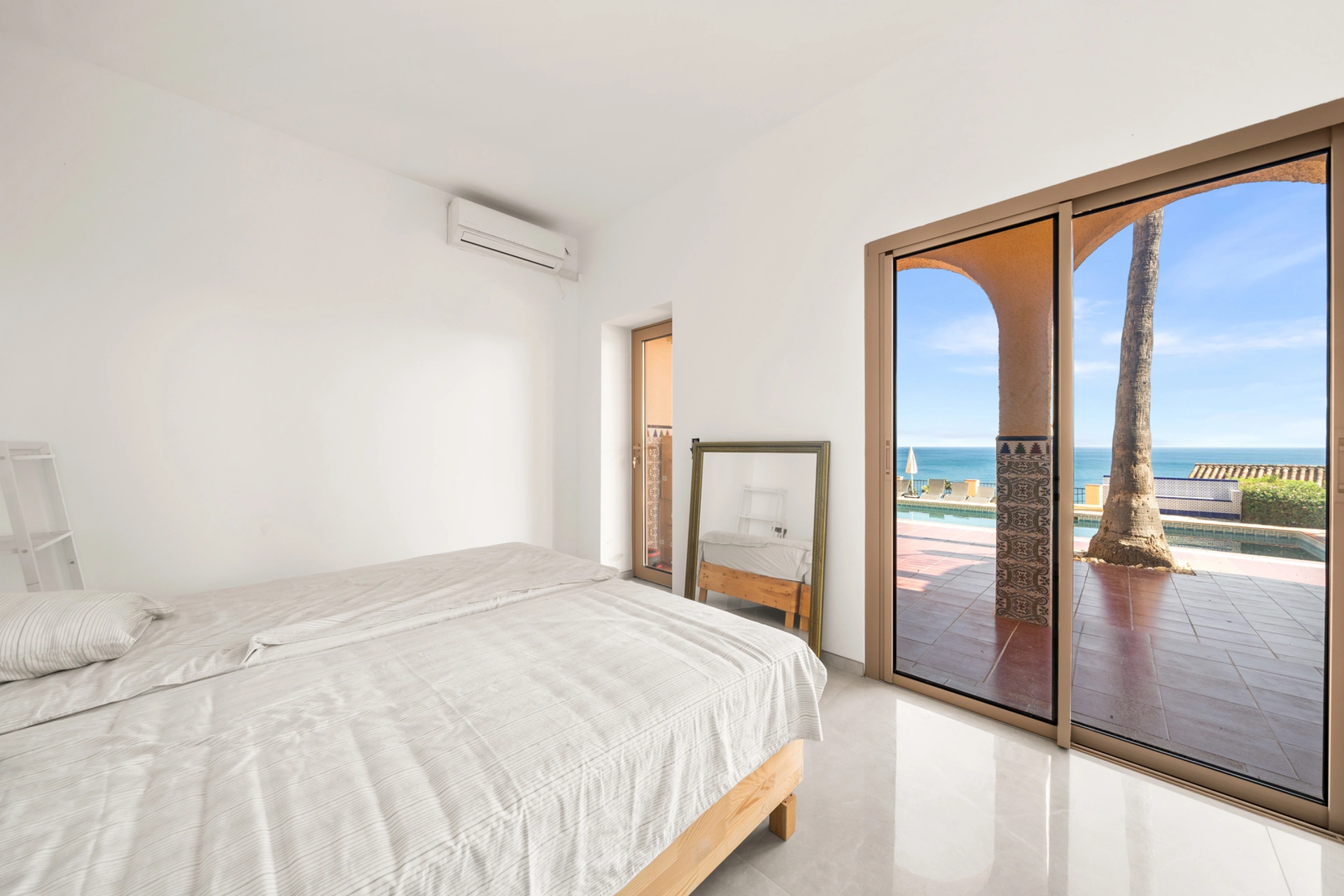 Villa for sale in Buenas Noches, Estepona West