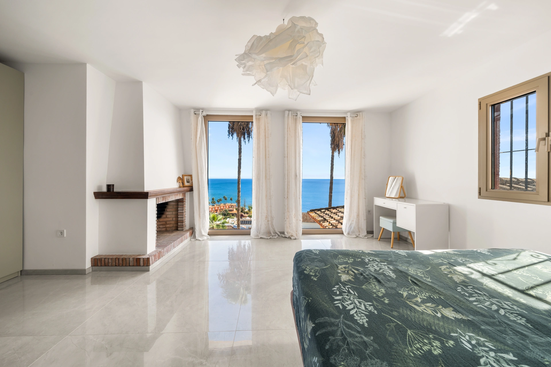 Villa for sale in Buenas Noches, Estepona West