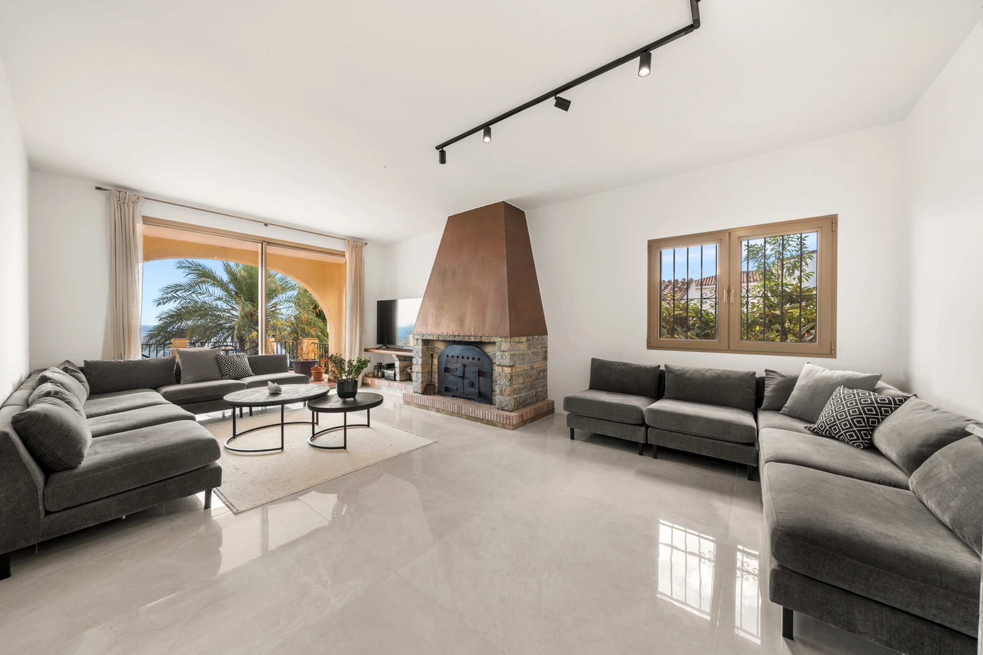 Villa for sale in Buenas Noches, Estepona West