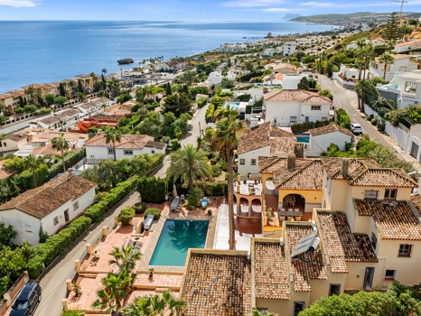 Magnificent Andalusian Villa with Scandinavian Touch and Sea Views in Estepona West