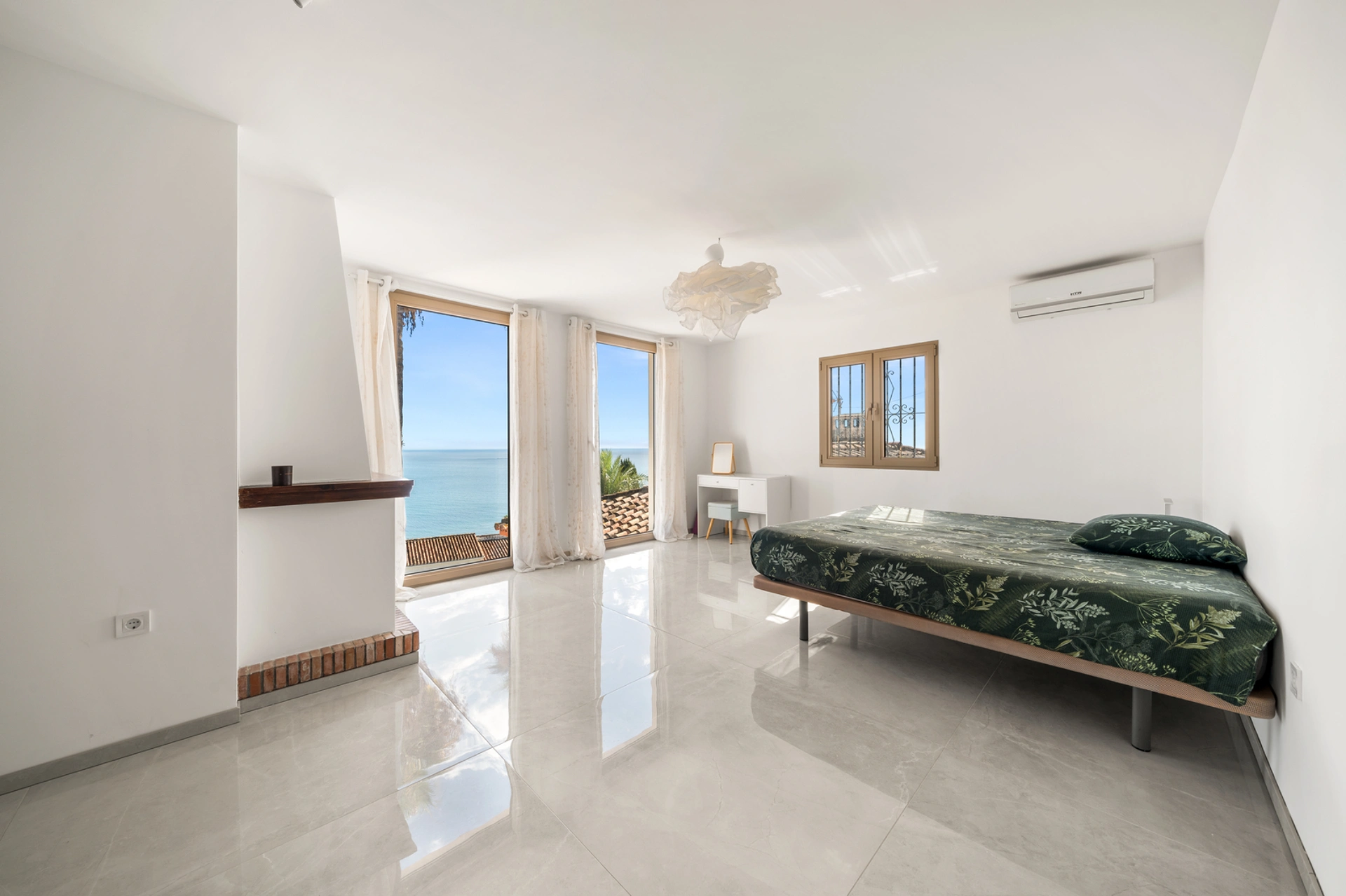 Villa for sale in Buenas Noches, Estepona West