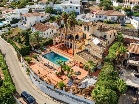 Magnificent Andalusian Villa with Scandinavian Touch and Sea Views in Estepona West