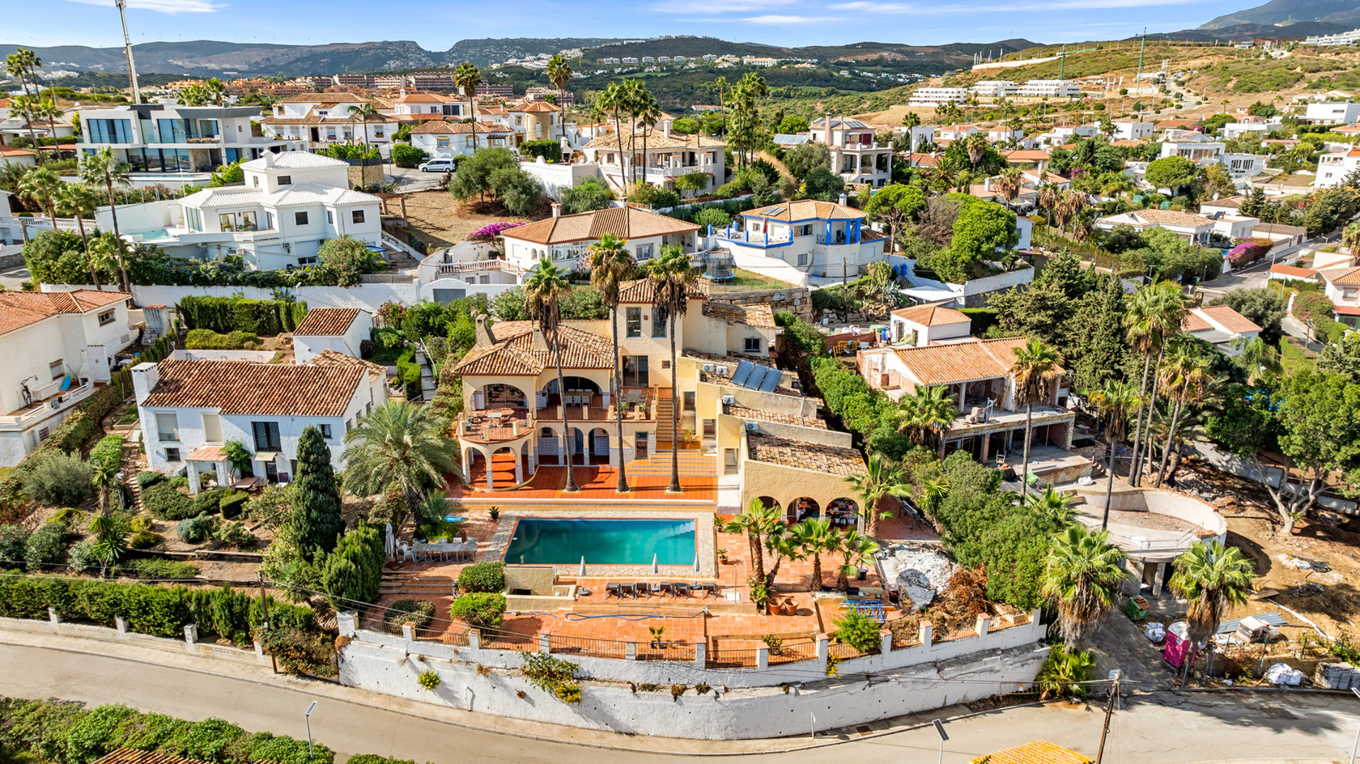 Villa for sale in Buenas Noches, Estepona West