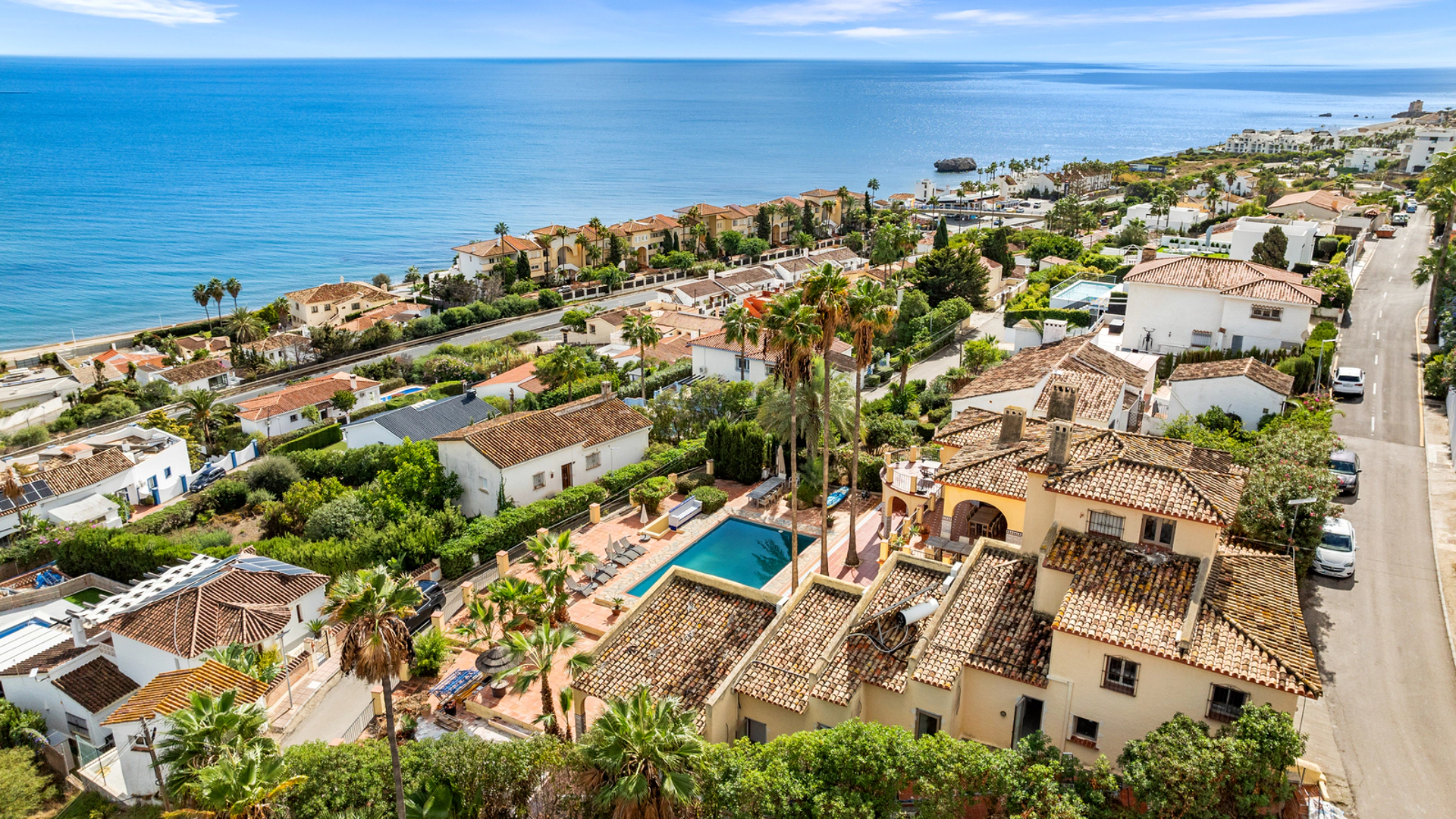 Villa for sale in Buenas Noches, Estepona West