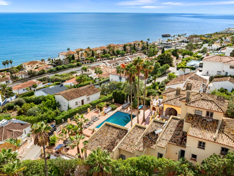 Magnificent Andalusian Villa with Scandinavian Touch and Sea Views in Estepona West
