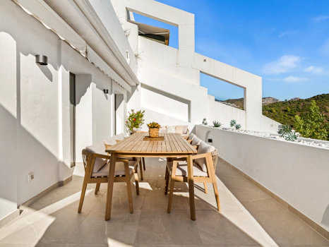 Elegant Renovated Apartment with Panoramic Golf, Sea & La Concha Views