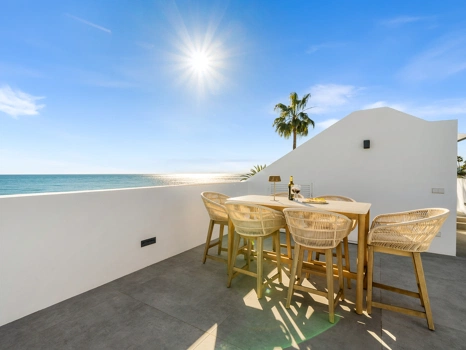 Obra Maestra Contemporánea en Primera Línea de Playa con Vistas Panorámicas al Mar – New Golden Mile